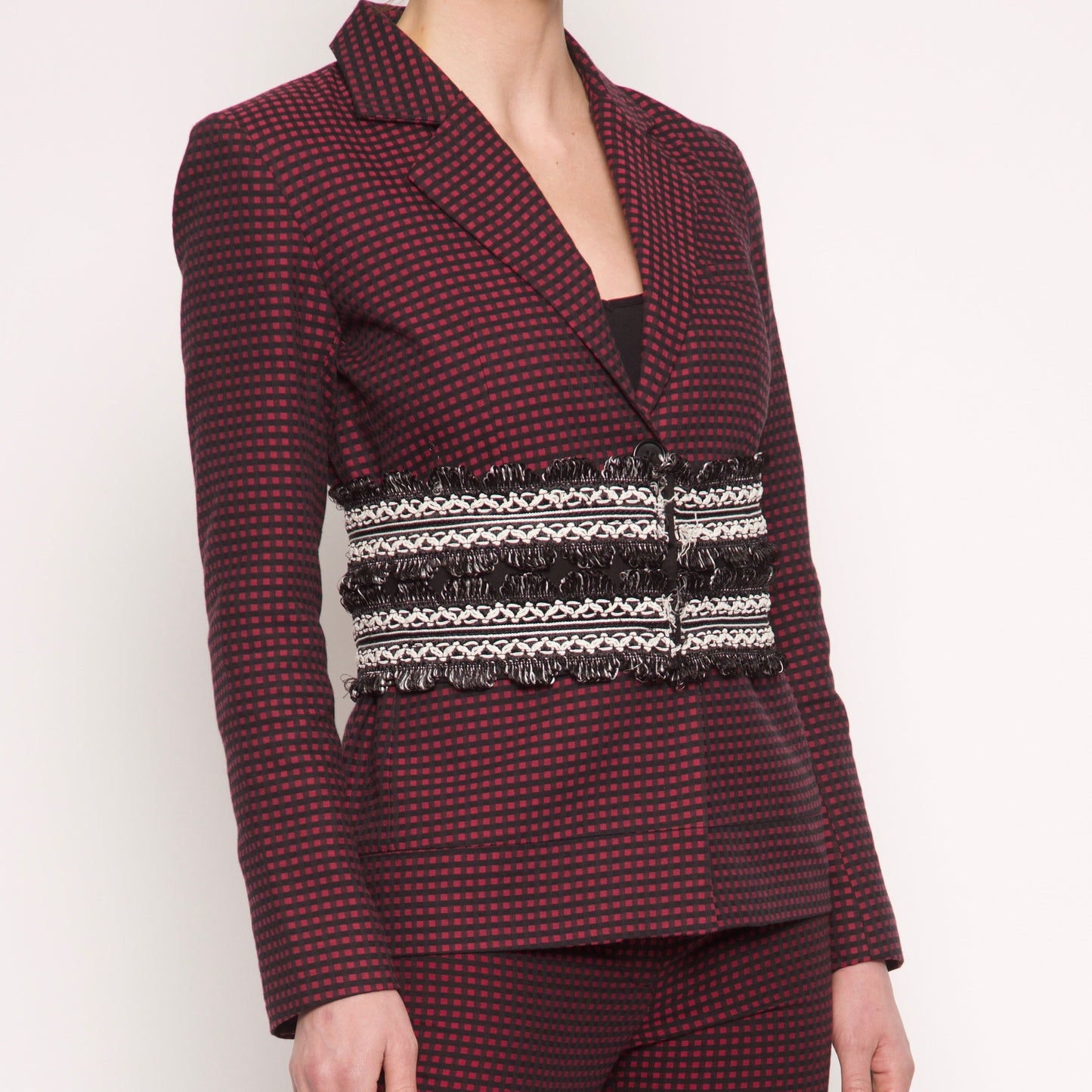 la ceinture noire Amy, un accessoire chic qui sublime parfaitement la veste tailleur Burgundy de Nuyhenn. Avec son design élégant et intemporel, cette ceinture est idéale pour marquer la taille et créer une silhouette raffinée.