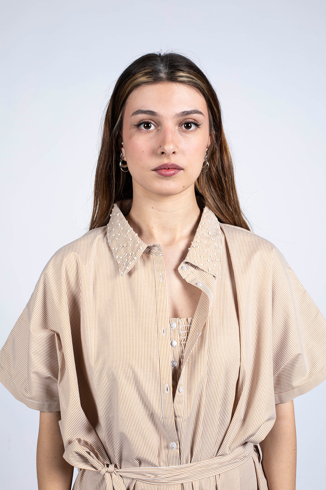 robe col chemise cintré à la taille avec sa ceinture/top. La ceinture/top et la robe sont en coton bio certifié eco vero