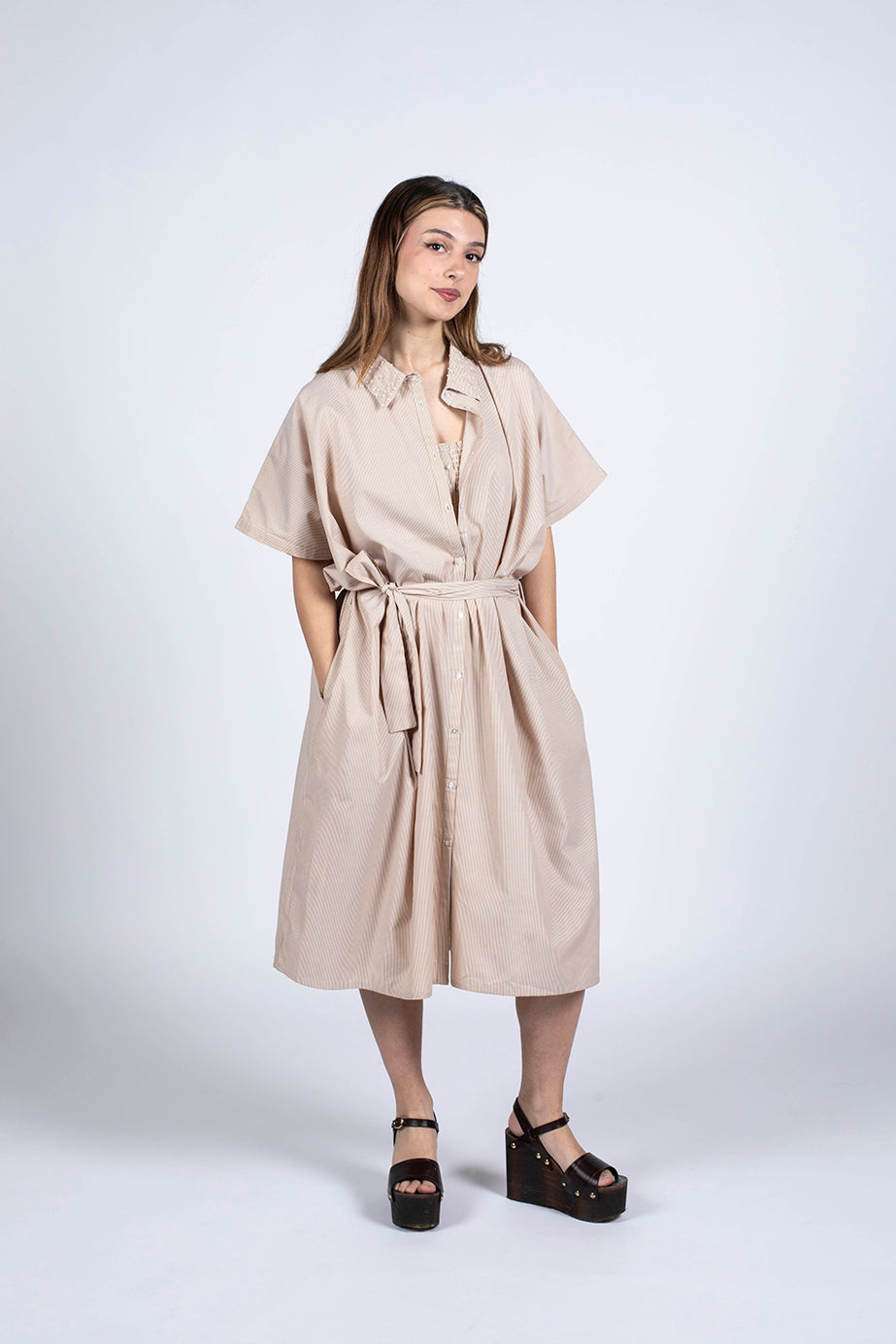 Robe glam beige cinturé à la taille. Robe mi-longue oversize