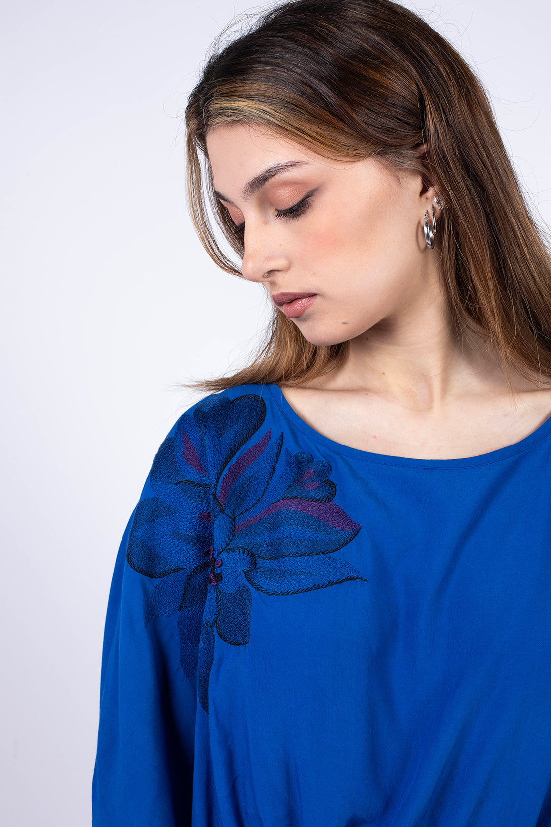 robe bleue indigo avec broderie fleurs artisanale
