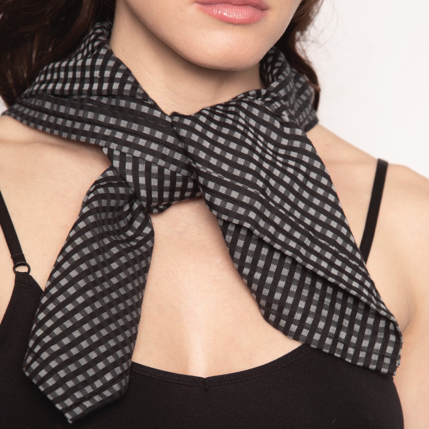 Foulard petits carreaux en coton Shady Nuyhenn, accessoire élégant et moderne pour femme. Confectionné en coton doux et léger, son motif à petits carreaux et sa teinte Shady subtile apportent une touche chic et intemporelle à toutes les tenues.