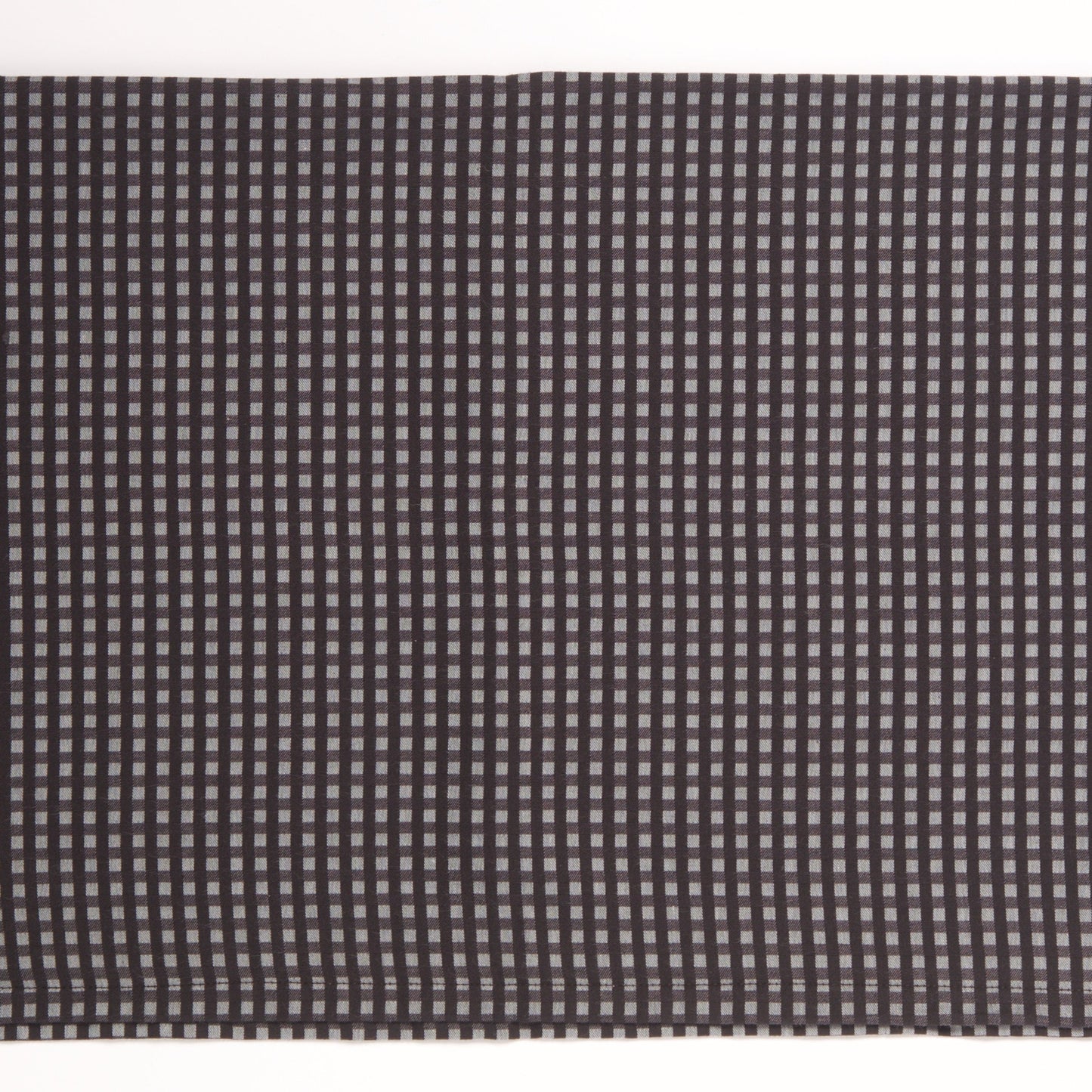 le foulard en coton à petits carreaux gris et noirs de Nuyhenn, une pièce incontournable qui marie sophistication et engagement éco-responsable. Fabriqué en France à partir de coton biologique, ce foulard offre une douceur exceptionnelle tout en respectant l'environnement.
Son motif à carreaux intemporel apporte une touche chic et moderne à toutes vos tenues, qu'elles soient décontractées ou plus habillées. Idéal pour ajouter une note d’élégance à votre look, ce foulard peut être porté autour du cou