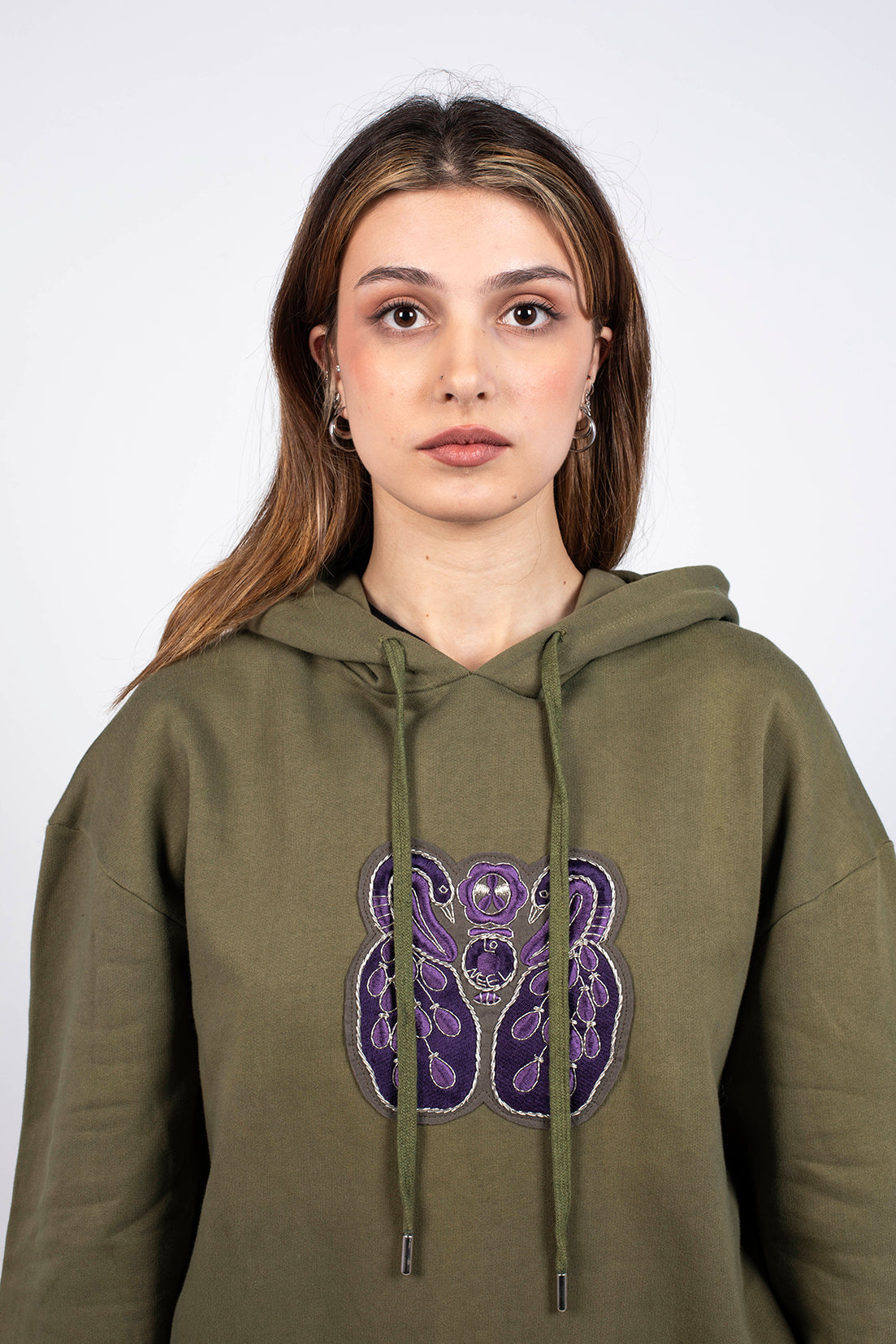 sweat kaki avec broderie fait main en coton biologique certifié GOTS