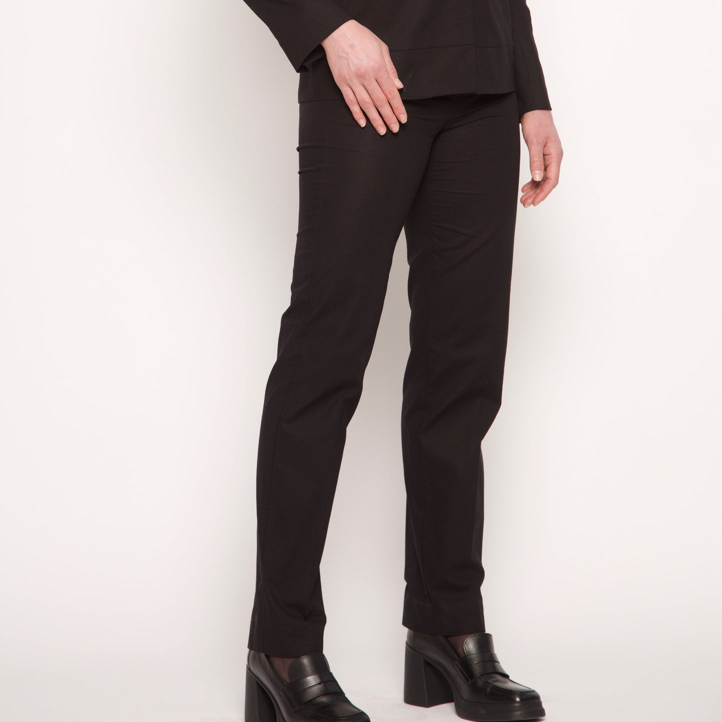 le pantalon tailleur droit noir de NUYHENN, fabriqué en coton biologique. Ce pantalon allie élégance intemporelle et confort optimal, parfait pour toutes les occasions.
Sa coupe droite flatte la silhouette tout en offrant une grande liberté de mouvement, faisant de cette pièce un essentiel de votre garde-robe. Conçu en France, il reflète un engagement fort envers une mode responsable et durable.