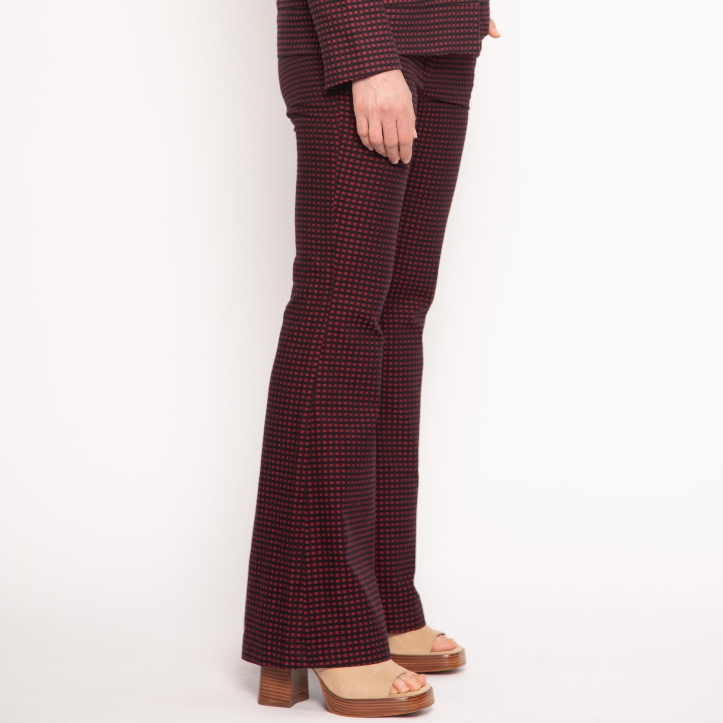 notre pantalon tailleur évasé en coton, arborant un motif vichy bordeaux et noir, signé NUYHENN. Ce modèle associe confort et chic, apportant une touche intemporelle à votre garde-robe.
Conçu en France, ce pantalon illustre notre engagement envers une mode éthique et durable. Son motif classique et élégant se marie facilement avec une variété de tops, que ce soit pour une journée au bureau ou une soirée entre amis.