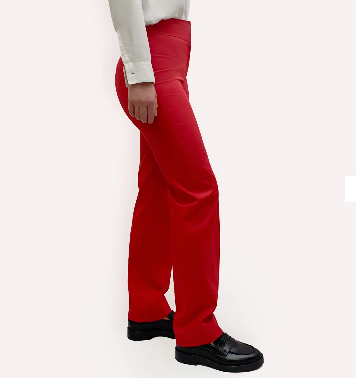 Le pantalon droit Hòng en coton rouge Nuyhenn est un essentiel du vestiaire féminin moderne. Confectionné en coton de qualité, sa coupe droite offre confort et élégance tout en structurant la silhouette. Sa couleur rouge intense apporte caractère et sophistication à toutes vos tenues, du quotidien aux occasions plus habillées.