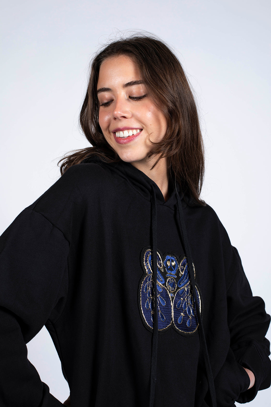 sweat noir avec broderie artisanale en coton bio certifié GOTS unisexe