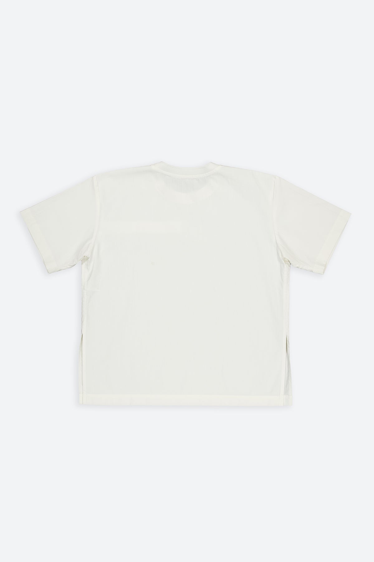 The cotton textured t-shirt has minimal modern aesthetics design allowing comfort and bringing self-confidence. This unique piece is made locally in Paris to reduce environmental impact and guarantee high quality and durability of the products.