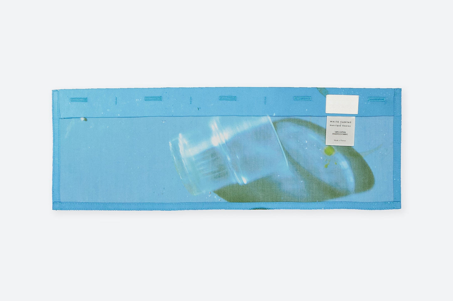 The glass horizontal panel is made from deadstock cotton poplin. The panel has an exclusive print of a photo by the photographer Henrique Soares. Attach the panel to the essential pieces to personalize them and wear them your unique way. It is the perfect creative summer accessory.