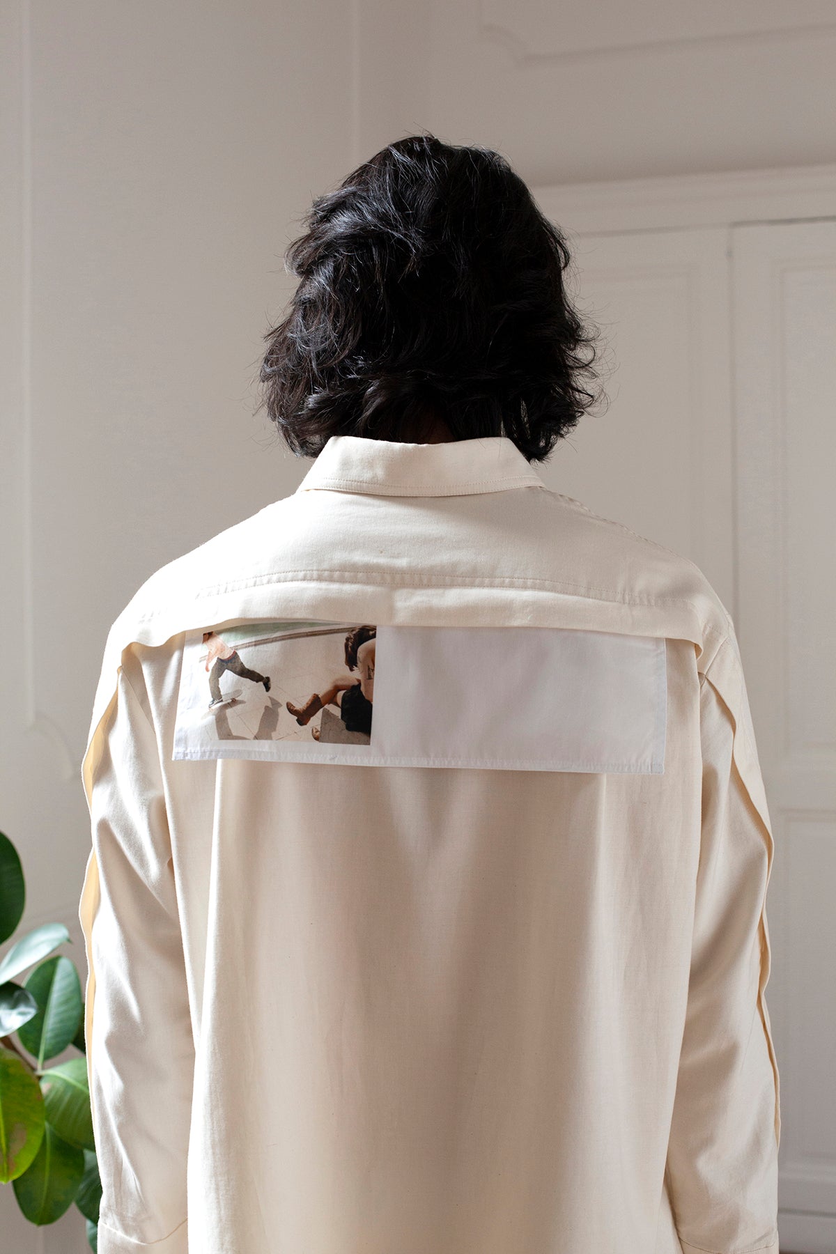 Medhi is wearing the White Canvas ESSENTIAL SHIRT styled with the Skater horizontal panel made from deadstock white cotton poplin. The panel has an exclusive print of a photo by the photographer Henrique Soares. Attach the panel to the essential pieces to personalize them and wear them your unique way. It is the perfect creative summer accessory.