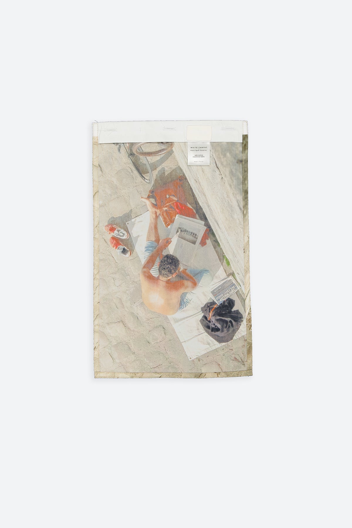 The Newspaper vertical panel is made from deadstock cotton poplin. The panel has an exclusive print of a photo by the photographer Henrique Soares. Attach the panel to the essential pieces to personalize them and wear them your unique way. It is the perfect creative summer accessory.