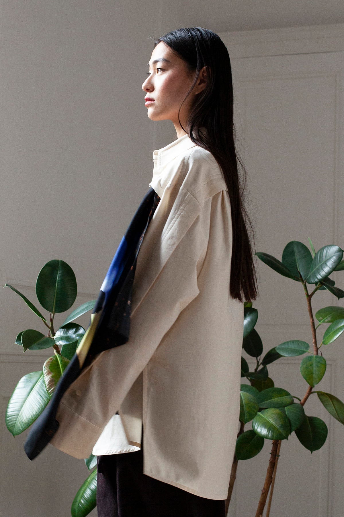SiJia is wearing the White Canvas ESSENTIAL SHIRT styled with the Shadows foulard and square panel made from a qualitative silk fabric. The foulard is printed in France with an exclusive photo by the photographer Henrique Soares. Wear the foulard alone or attach it to the essential pieces to personalize them and wear them your unique way. Your perfect summer accessory. White Canvas x Henrique Soares creative collaboration.