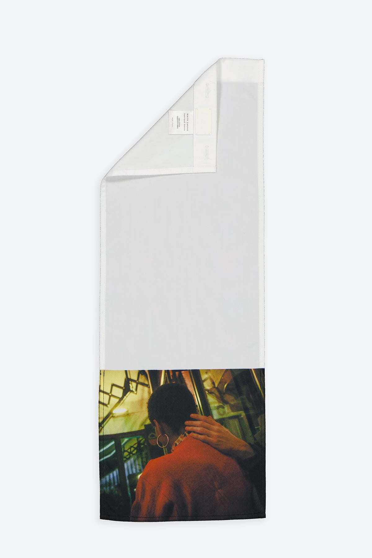 The Hand vertical panel is made from deadstock cotton poplin. The panel has an exclusive print of a photo by the photographer Henrique Soares. Attach the panel to the essential pieces to personalize them and wear them your unique way. It is the perfect creative autumn accessory.