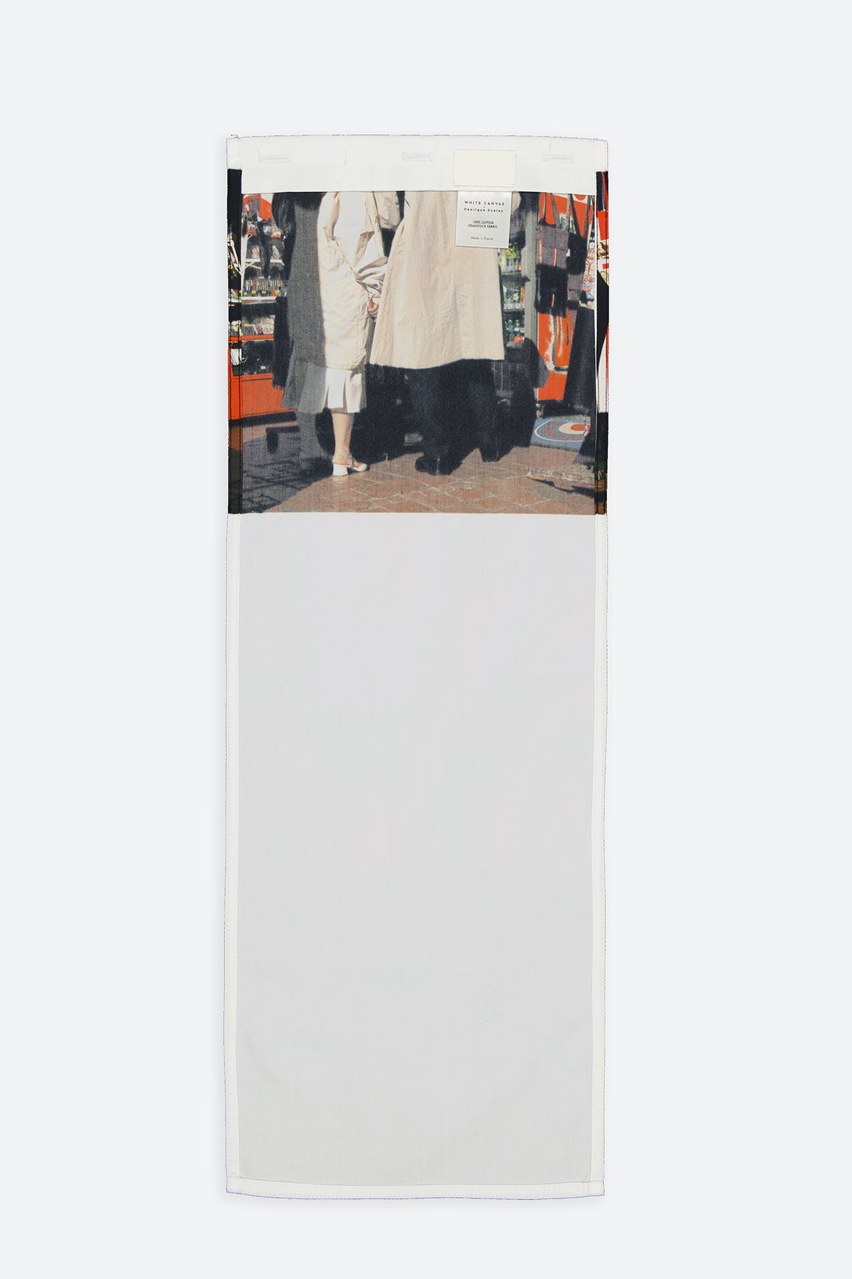 The Trench Coat vertical panel is made from deadstock cotton poplin. The panel has an exclusive print of a photo by the photographer Henrique Soares. Attach the panel to the essential pieces to personalize them and wear them your unique way. It is the perfect creative autumn accessory.