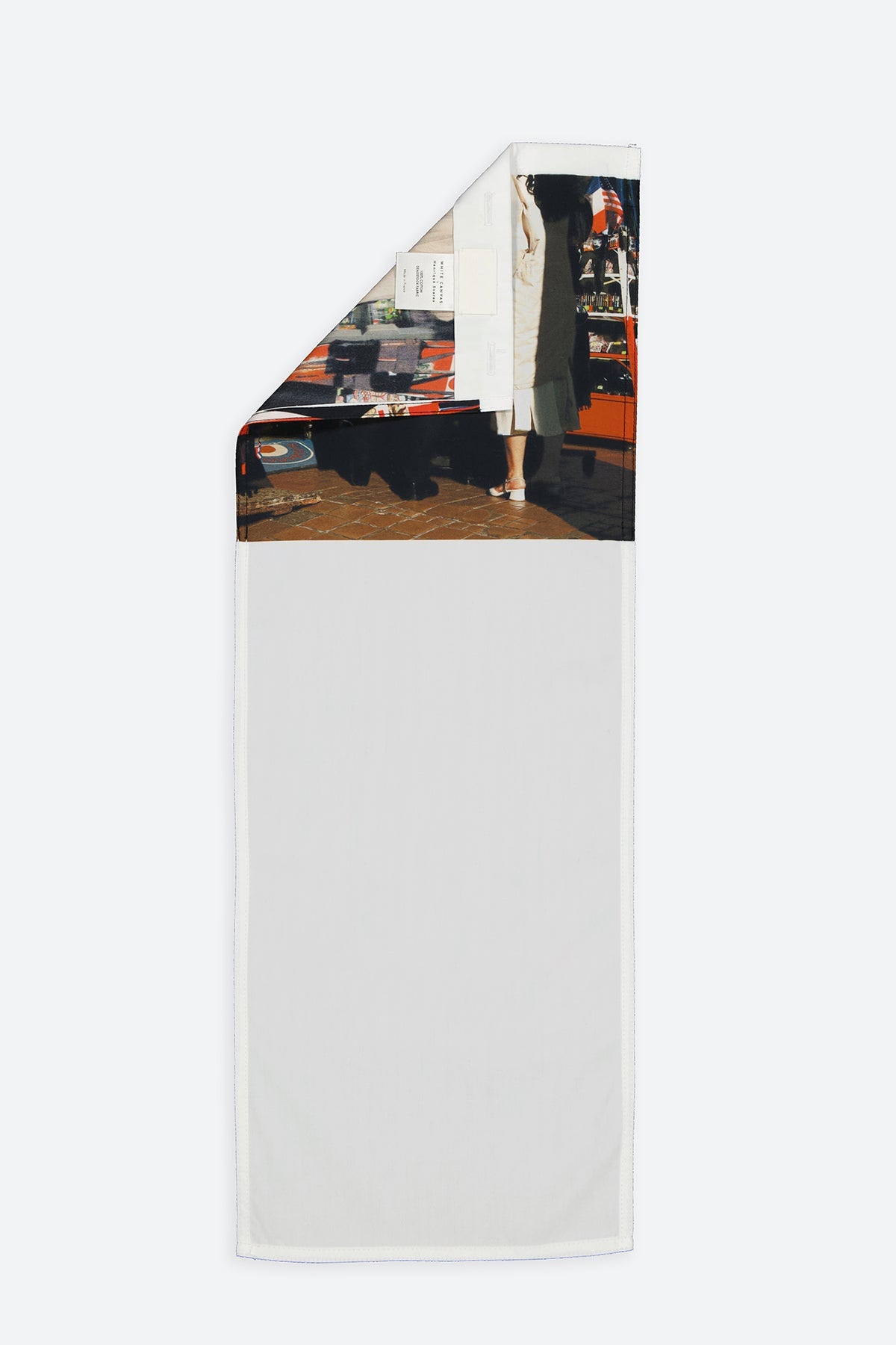 The Trench Coat vertical panel is made from deadstock cotton poplin. The panel has an exclusive print of a photo by the photographer Henrique Soares. Attach the panel to the essential pieces to personalize them and wear them your unique way. It is the perfect creative autumn accessory.