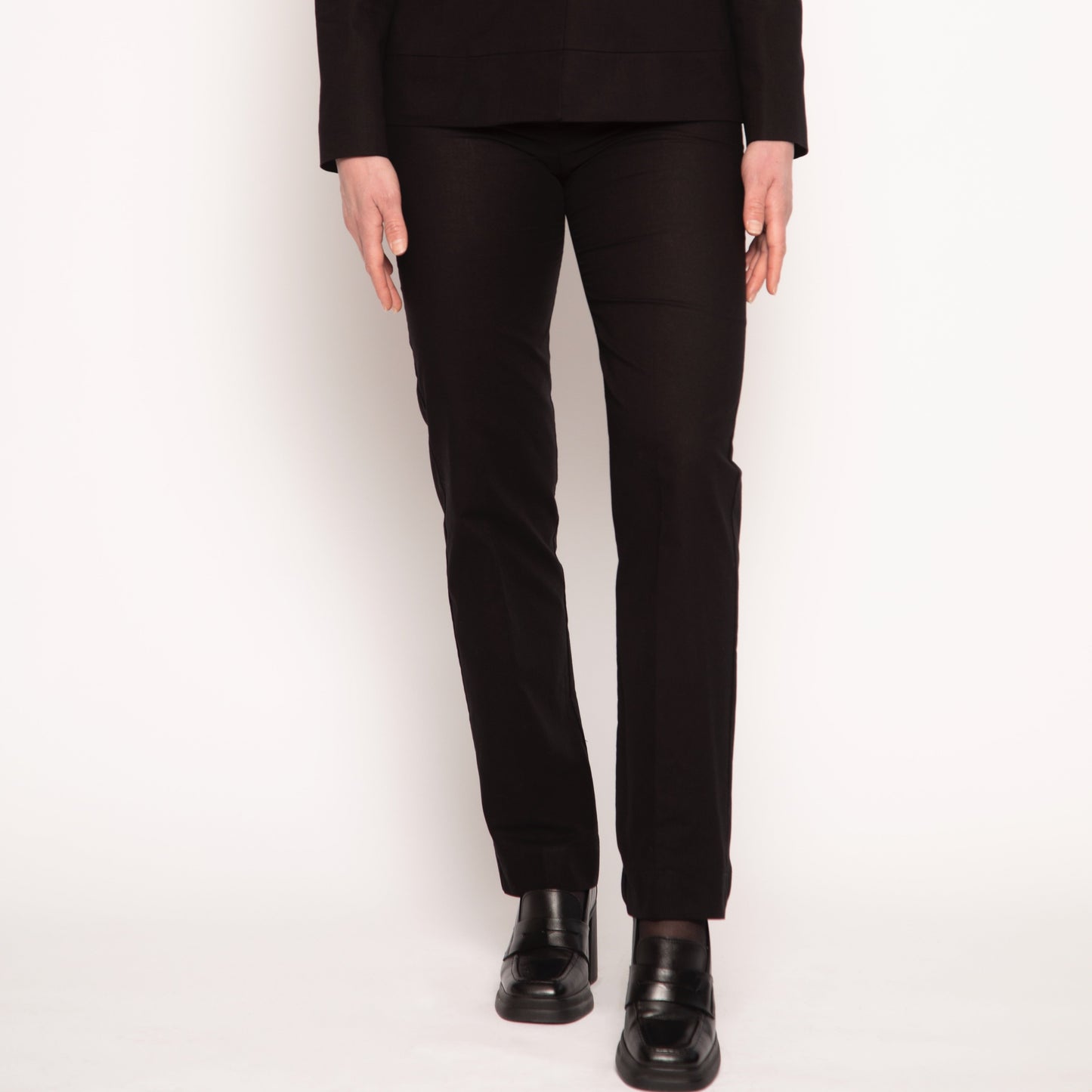Pantalon droit Khate noir en coton signé Nuyhenn, parfait pour composer un tailleur élégant ou une tenue minimaliste. Confortable et polyvalent, il s’adapte aussi bien à une silhouette professionnelle qu’à un style plus décontracté et raffiné.