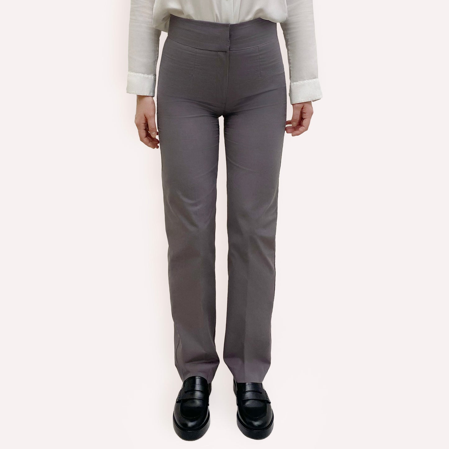 Découvrez notre pantalon droit en coton biologique bleu, conçu pour allier style et durabilité. Avec sa coupe élégante et intemporelle, il s'adapte aussi bien à vos journées de travail qu'à vos moments plus décontractés. Fabriqué en coton bio certifié, il garantit confort et respect de l'environnement, tout en restant un incontournable de votre garde-robe. Adoptez une mode responsable sans compromis sur l’élégance avec ce pantalon polyvalent et facile à porter.