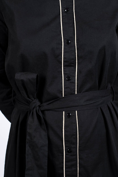 robe chemise noire mi-longue noué à la taille avec liseré doré