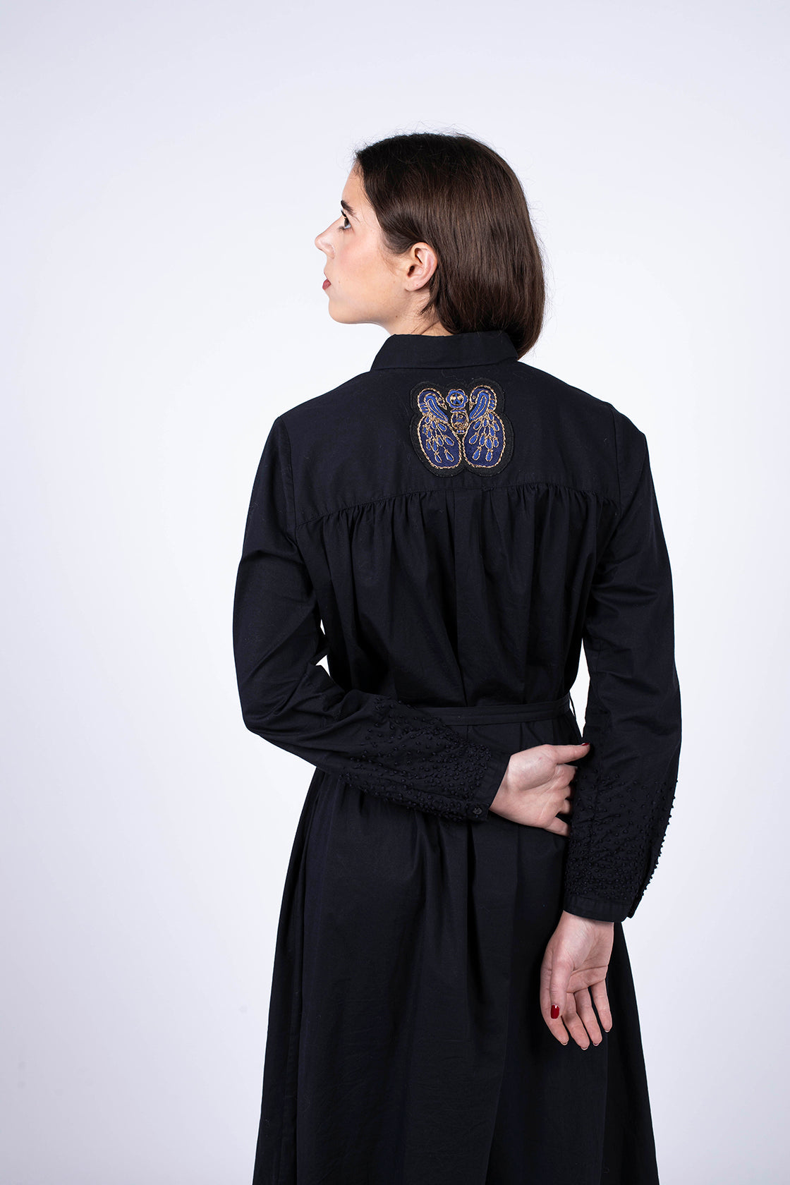 robe chemise noire avec broderie artisanale au dos