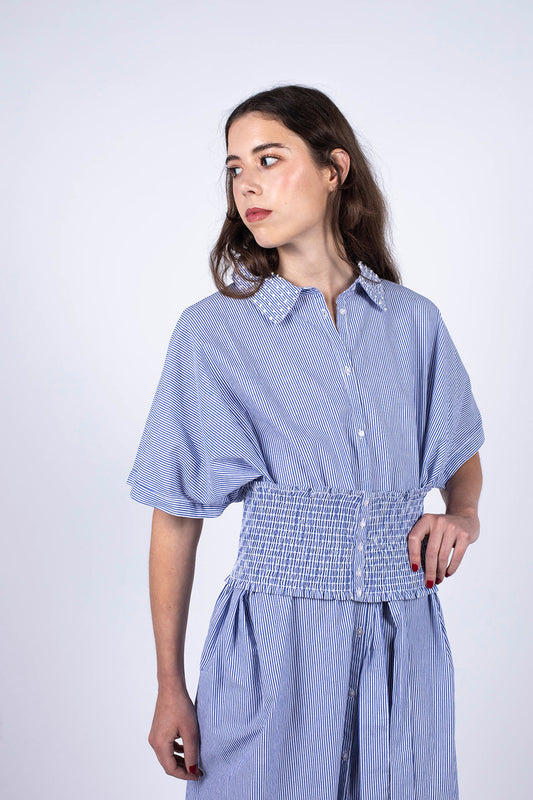 robe longue oversize avec longueur mi-mollet et col chemise double ceinture 