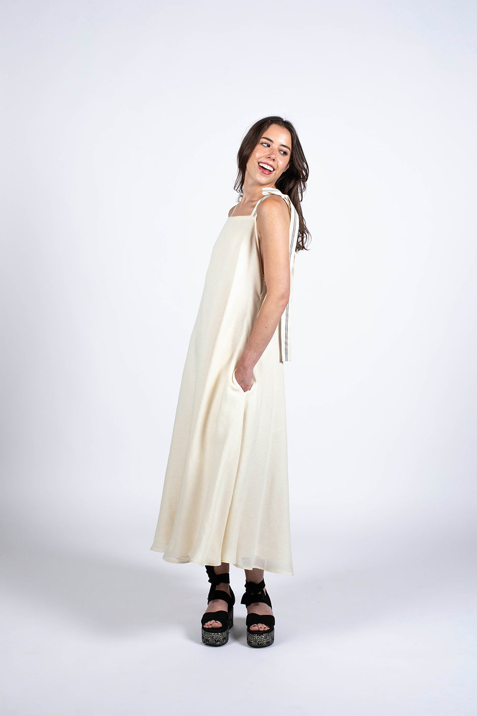 robe longue blanche à bretelles ajustables avec dos nu made in France