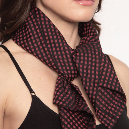 Le foulard petits carreaux bordeaux et noir de Nuyhenn est plus qu’un simple accessoire : c’est une affirmation d’identité. Chaque carreau traduit l’attention portée aux détails, signature de la maison Nuyhenn, tandis que le bordeaux (« burgundy ») se mêle au noir pour créer une palette riche, profonde et sophistiquée. Pensé pour les femmes d’aujourd’hui, ce foulard se glisse naturellement dans votre garde-robe — qu’il soit porté autour du cou pour structurer une tenue ou noué à votre sac pour y ajouter une