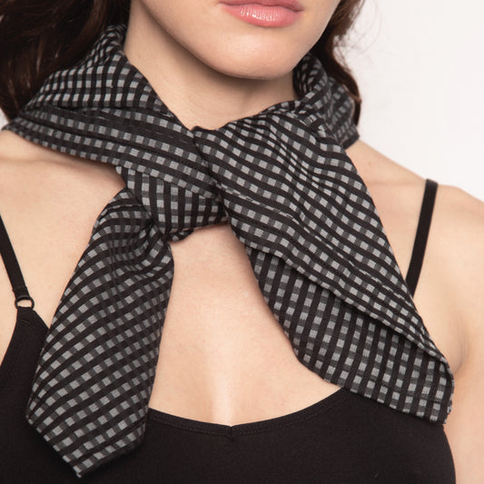 Foulard petits carreaux en coton Shady Nuyhenn, accessoire élégant et moderne pour femme. Confectionné en coton doux et léger, son motif à petits carreaux et sa teinte Shady subtile apportent une touche chic et intemporelle à toutes les tenues.