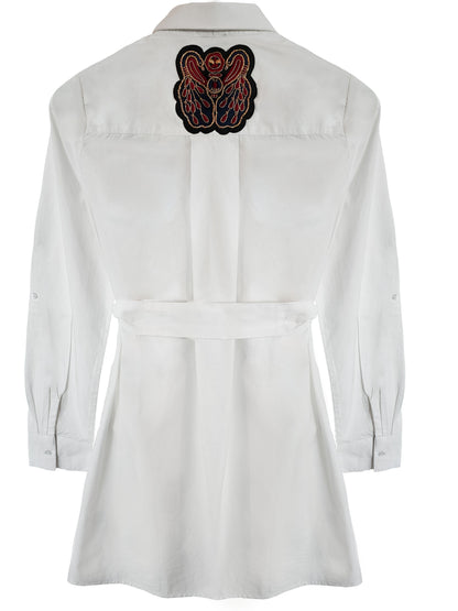 robe type chemise ceintré avec logo brodé de manière artisanale au dos