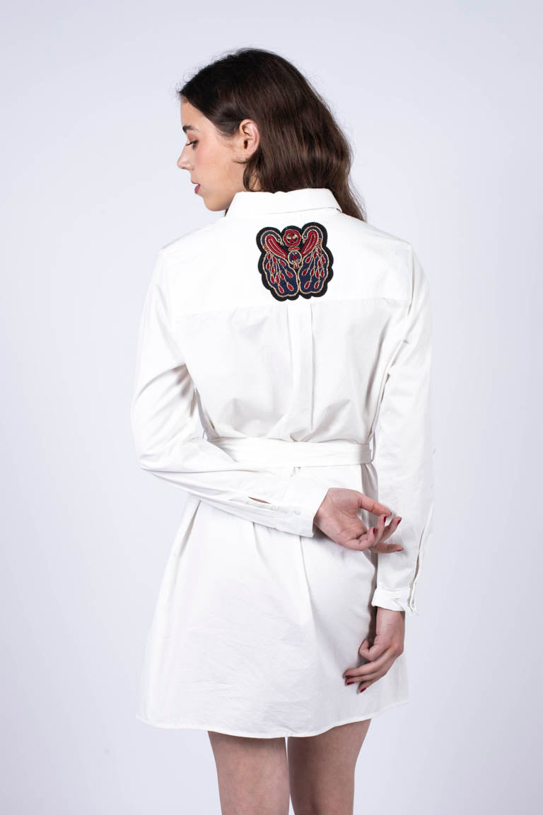 robe blanche mi-longue ceintré à la taille avec broderie artisanale au dos