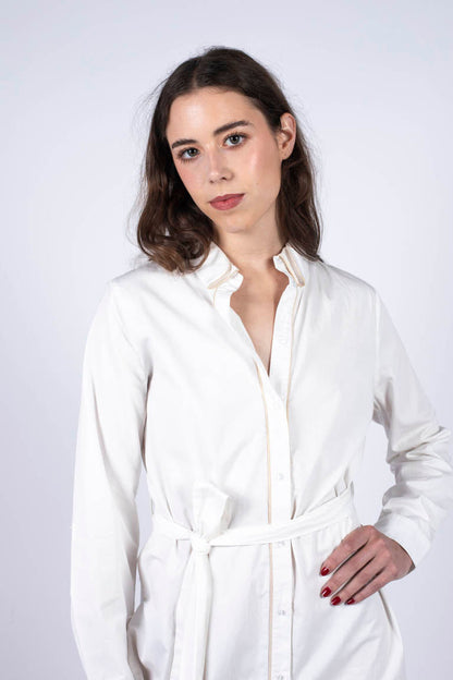 robe blanche avec col retourné et liseré doré