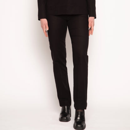 le pantalon tailleur droit noir de Nuyhenn, confectionné en coton biologique pour un style chic et responsable. Ce pantalon, fabriqué en France, allie sophistication et confort, idéal pour toutes les occasions, que ce soit au bureau ou lors d'une sortie.

Sa coupe droite flatte la silhouette tout en offrant une liberté de mouvement, faisant de cette pièce un incontournable de votre garde-robe. En optant pour ce pantalon, vous faites le choix d'une mode éthique qui respecte l'environnement 