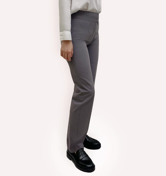 Le pantalon droit Yun en coton gris‑bleu Nuyhenn allie élégance et confort. Confectionné en coton de qualité, sa coupe droite structurée met en valeur la silhouette tout en offrant un confort optimal. Sa teinte gris‑bleu subtile apporte modernité et sophistication à vos tenues, qu’elles soient professionnelles ou décontractées.
