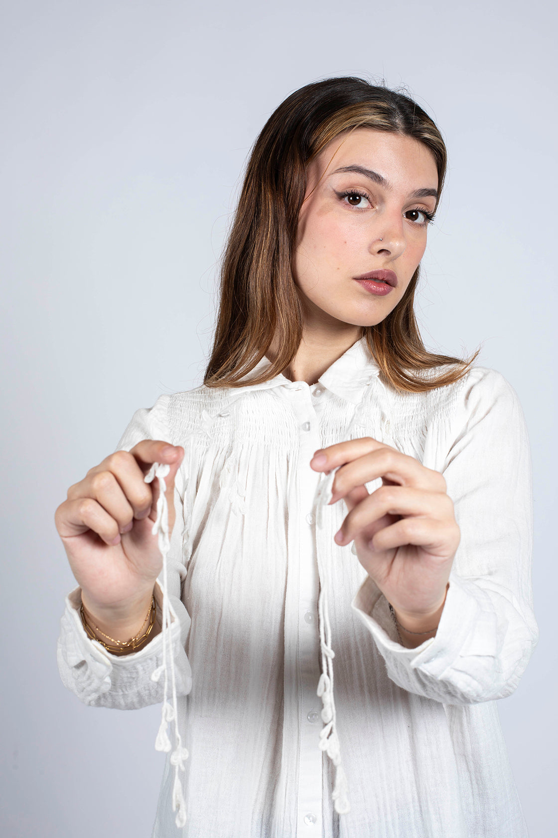 Chemise manches longue  lien brodé de plumes de paons