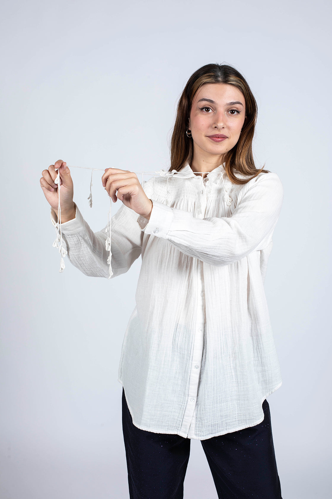 Chemise manches longue  lien brodé de plumes de paons