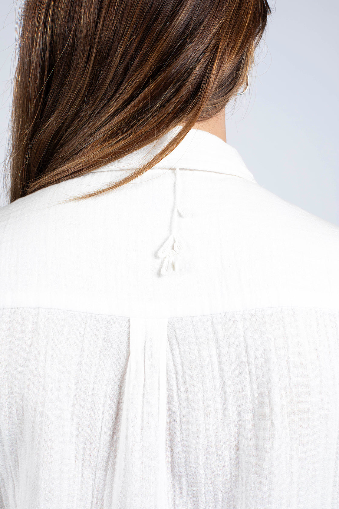 Dos chemise manches longue en 100% coton bio un  lien brodé de plumes de paons