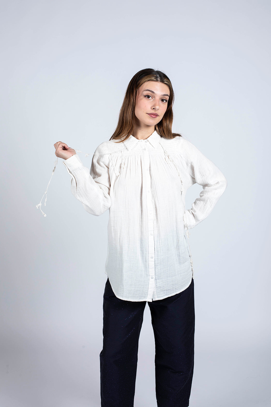 Chemise manches longue en 100% coton bio smok épaule lien brodé de plumes de paons