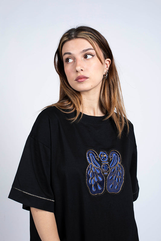 t-shirt noir avec broderie artisanale sur le devant en coton bio certifié GOTS