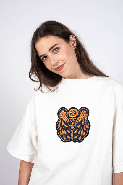 t-shirt blanc unisexe avec broderie artisanale sur le devant