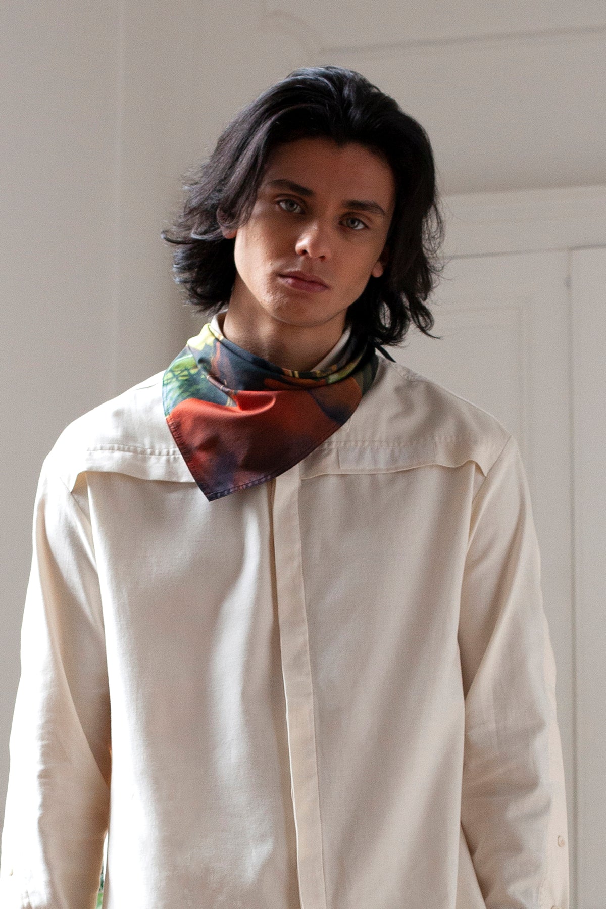Medhi is wearing the White Canvas essential shirt styled with the Hand triangular panel and bandana made from deadstock cotton poplin. The bandana has an exclusive print of a photo by the photographer Henrique Soares. Attach the panel to the essential pieces to personalize them and wear them your unique way. It is the perfect creative summer accessory.