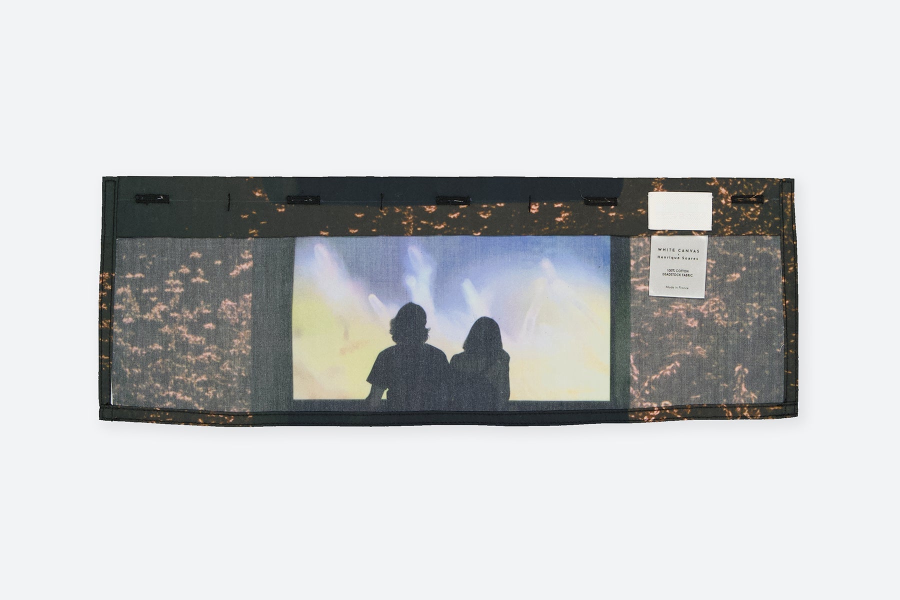 The Shadows horizontal panel is made from deadstock cotton poplin. The panel has an exclusive print of a photo by the photographer Henrique Soares. Attach the panel to the essential pieces to personalize them and wear them your unique way. It is the perfect creative summer accessory.