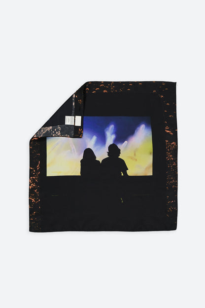 The Shadows foulard and square panel is made from a qualitative silk fabric. The foulard is printed in France with an exclusive photo by the photographer Henrique Soares. Wear the foulard alone or attach it to the essential pieces to personalize them and wear them your unique way. Your perfect autumn accessory. White Canvas x Henrique Soares creative collaboration.