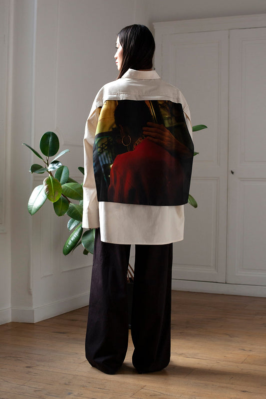 SiJia is wearing the White Canvas ESSENTIAL SHIRT styled with the Hand foulard and square panel made from a qualitative silk fabric. The foulard is printed in France with an exclusive photo by the photographer Henrique Soares. Wear the foulard alone or attach it to the essential pieces to personalize them and wear them your unique way. Your perfect summer accessory. White Canvas x Henrique Soares creative collaboration.