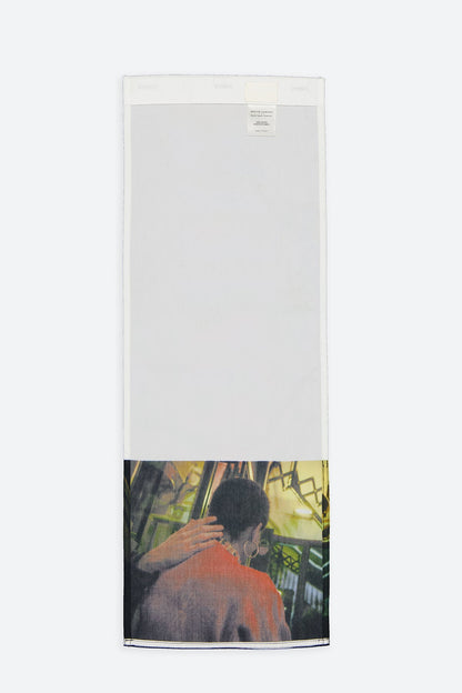 The Hand vertical panel is made from deadstock cotton poplin. The panel has an exclusive print of a photo by the photographer Henrique Soares. Attach the panel to the essential pieces to personalize them and wear them your unique way. It is the perfect creative autumn accessory.