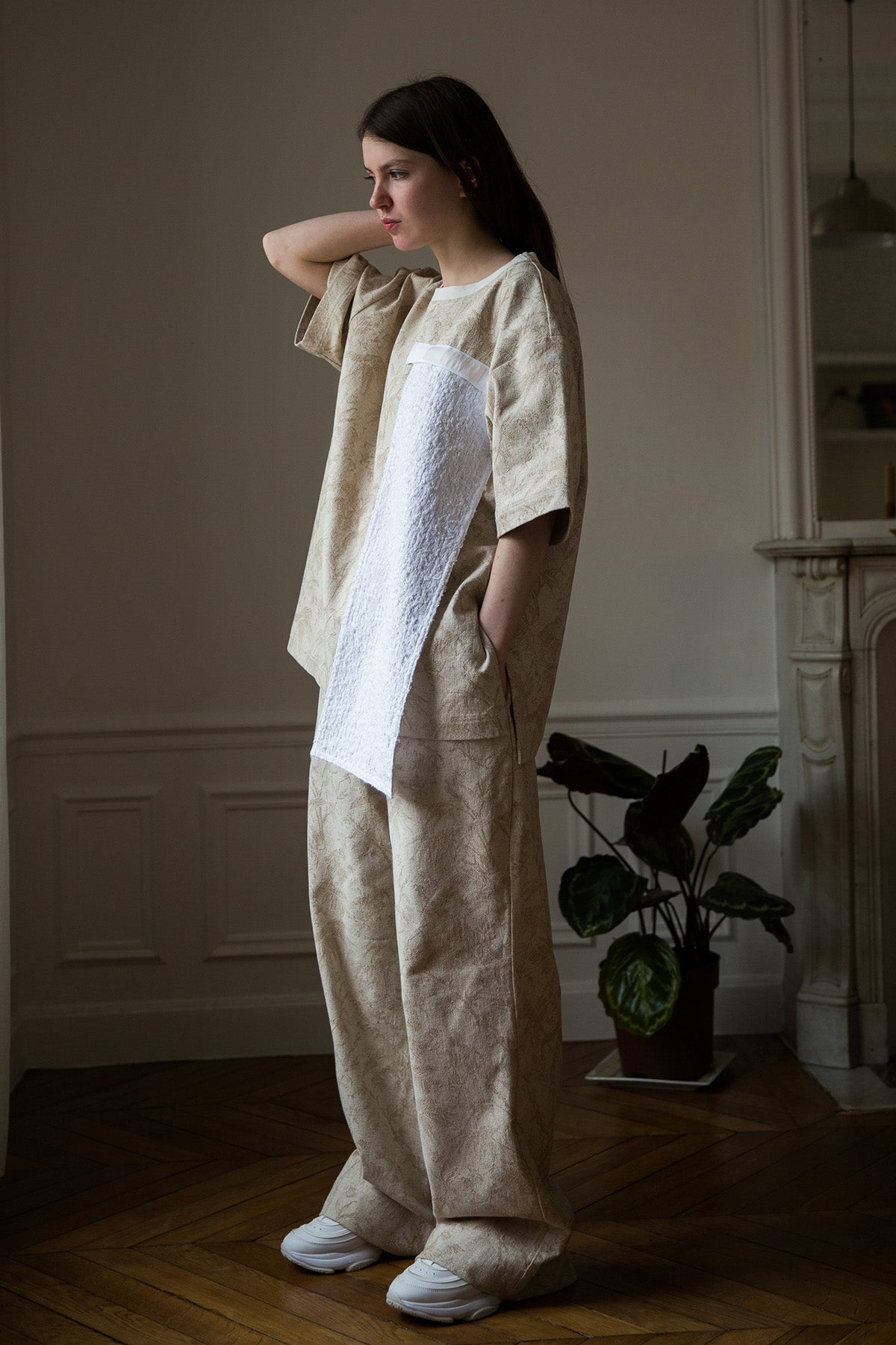 The white tweed panel is an exclusive unique sustainable piece made in France. It is made to be attached to the essential pieces to personalize them and wear them your unique way.