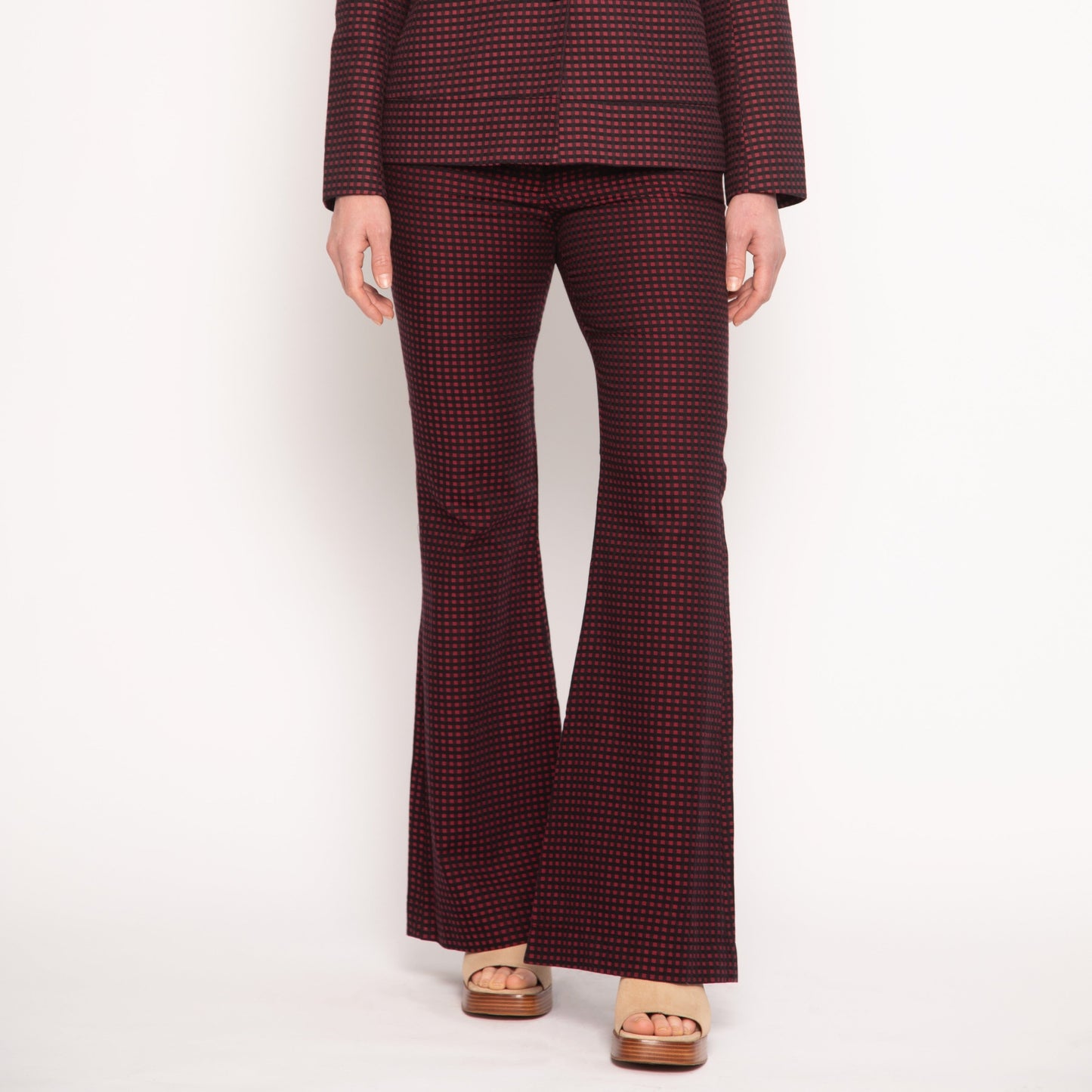 Le pantalon flare burgundy Nuyhenn est la pièce incontournable de votre garde-robe moderne. Sa coupe évasée élégante allonge la silhouette, tandis que sa teinte burgundy profonde apporte une touche sophistiquée et contemporaine à toutes vos tenues. Conçu dans une matière confortable et structurée, ce pantalon flare se porte facilement du quotidien aux occasions plus habillées. Une alliance parfaite entre style, confort et modernité, fidèle à l’esthétique raffinée de Nuyhenn.