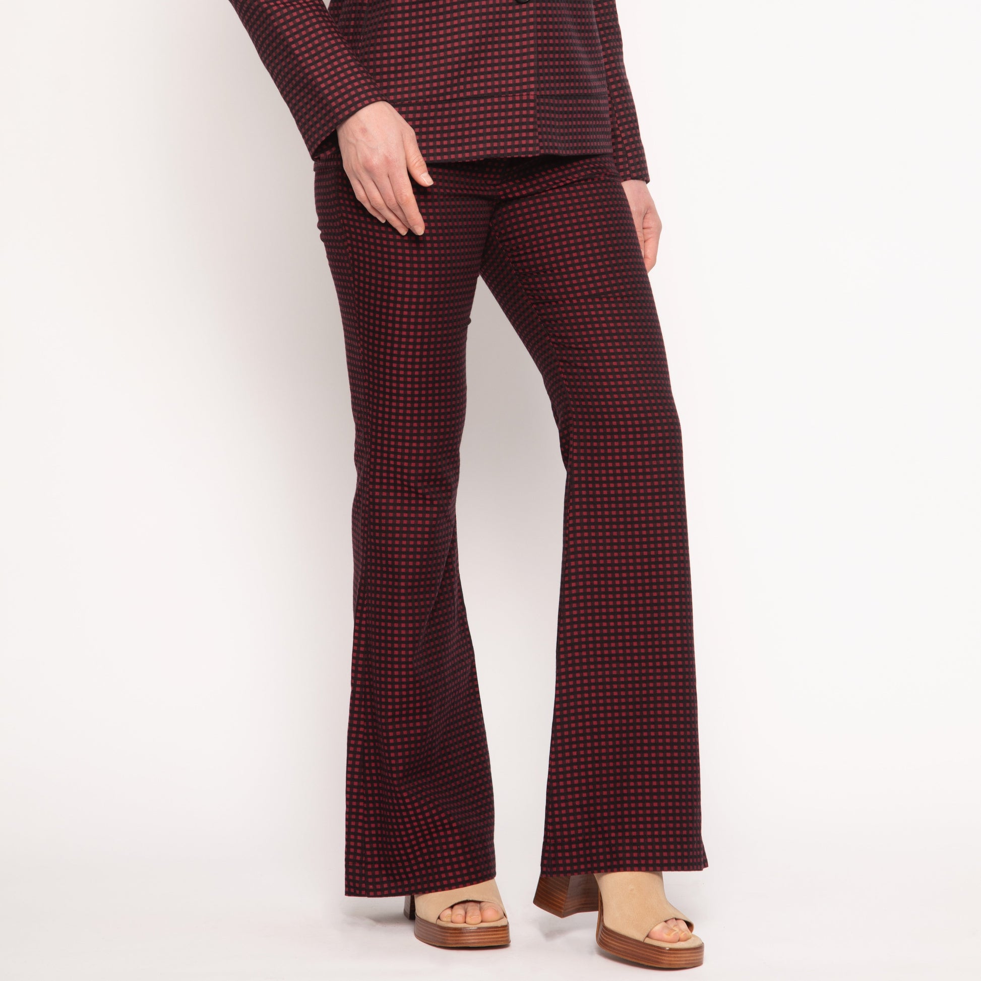 Découvrez le pantalon flare burgundy de Nuyhenn, un essentiel chic qui revisite le style rétro avec une sensibilité moderne. La coupe évasée crée une silhouette fluide et allongée, tandis que la couleur burgundy riche apporte profondeur et caractère. Idéal avec une blouse légère, un pull structuré ou un blazer oversize, ce pantalon s’adapte à toutes vos envies de look, du casual chic aux tenues plus sophistiquées. Un must-have pour une garde-robe féminine, contemporaine et élégante.