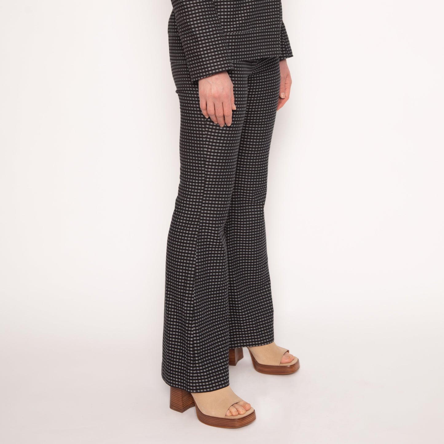 Découvrez le pantalon flare Shady de Nuyhenn, une pièce chic et fluide qui sublime chaque tenue. Sa coupe évasée apporte une allure décontractée mais élégante, parfaite pour passer de journées actives à des soirées stylées. Porté avec une blouse légère ou un haut structuré, il devient un essentiel polyvalent de votre garde-robe. Mariez confort et sophistication avec ce pantalon flare qui capture l’esprit moderne et raffiné de l’univers Nuyhenn.