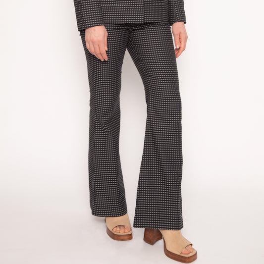 Le pantalon flare Shady Nuyhenn incarne l’élégance moderne avec une coupe évasée sophistiquée. Conçu pour allonger la silhouette tout en offrant un confort optimal, ce pantalon devient une pièce maîtresse de votre vestiaire. Sa teinte neutre et polyvalente permet de l’associer facilement à une chemise classique, un pull oversized ou un blazer structuré. Alliant style contemporain et qualité irréprochable, le pantalon flare Shady reflète l’esthétique raffinée et intemporelle de la marque Nuyhenn.