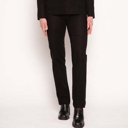 Pantalon droit Khate noir en coton signé Nuyhenn, parfait pour composer un tailleur élégant ou une tenue minimaliste. Confortable et polyvalent, il s’adapte aussi bien à une silhouette professionnelle qu’à un style plus décontracté et raffiné.