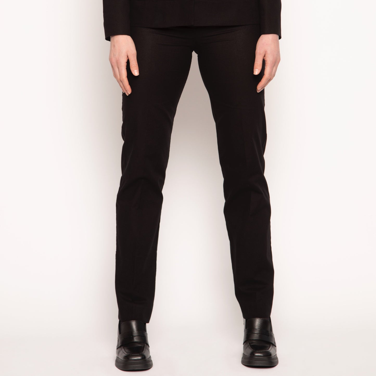 Pantalon droit Khate noir en coton Nuyhenn, pièce élégante et intemporelle du vestiaire féminin. Confectionné en coton de qualité, il offre une coupe droite structurée et un tombé net, idéal pour un look chic et moderne au quotidien.